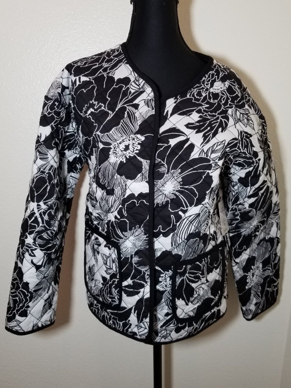 Onque Casual Womens Small Black White Floral Quilted Open Jacket Reversible NWT
